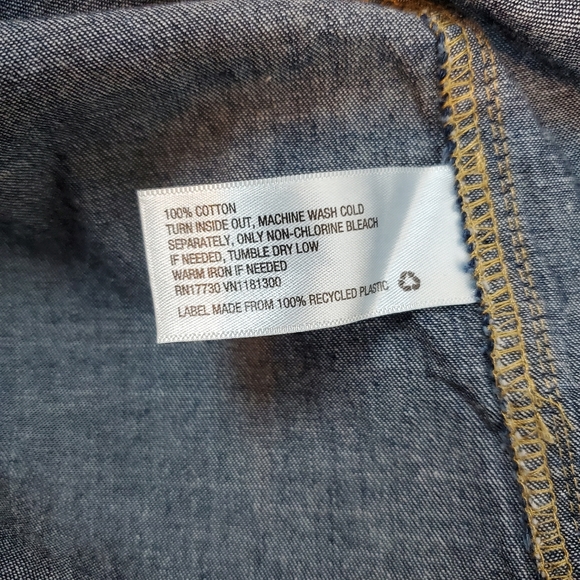 Liz Lange Medium Wash Lightweight Blue Denim Maternity Button Down Shirt Top M - Picture 8 of 8